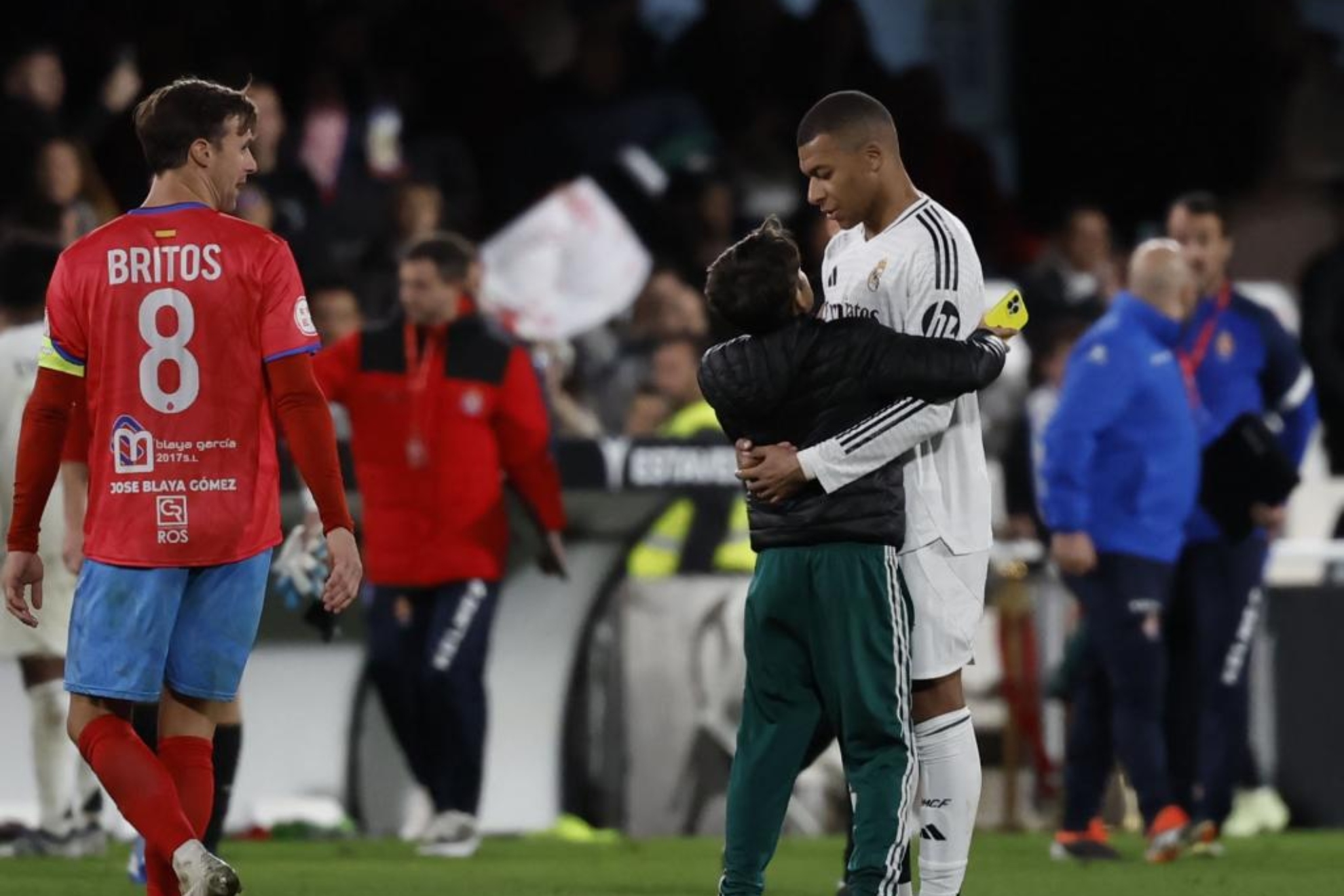 通过定期举 通过定期举